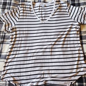 🛍 Simple Black and White Striped Shirt